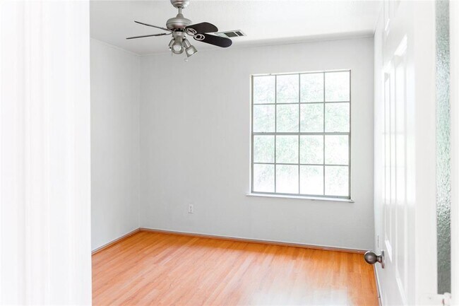 15224 Sarah's Creek Dr Pflugerville, TX 78660 photo 2