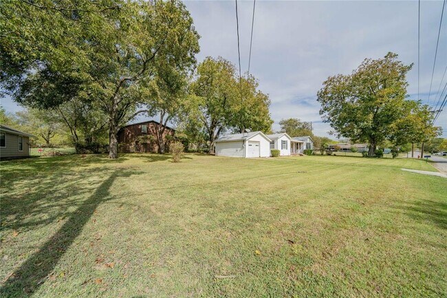 106 W 7th St Weatherford, TX 76086 photo 2