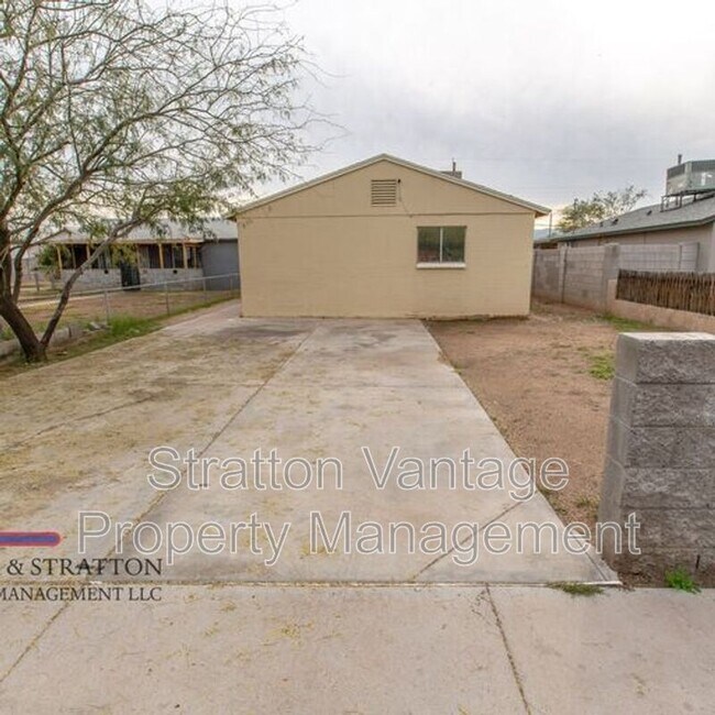 2747 E Mobile Ln photo 3