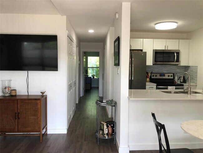 6409 Burns St Austin, TX 78752 photo 4