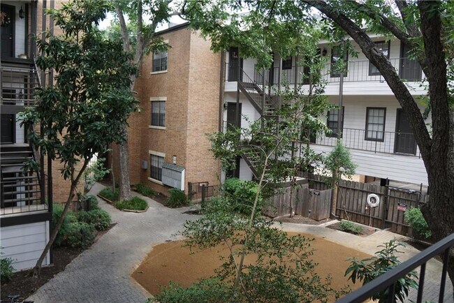 203 E 31st St Austin, TX 78705 photo 2