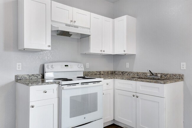 438 S San Joaquin Ave San Antonio, TX 78237 photo 2