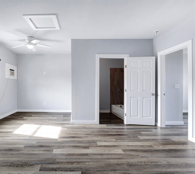 438 S San Joaquin Ave San Antonio, TX 78237 photo 4
