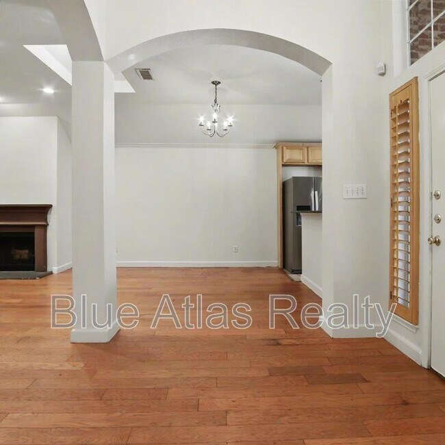 4905 Canberra Lane, Arlington, TX 76017 photo 2