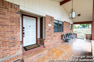 1267 E Common St New Braunfels, TX 78130 photo 2