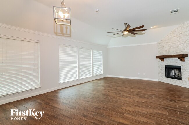 1009 Sycamore St Burleson, TX 76028 photo 3