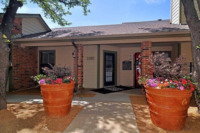 3811 Block Dr Irving, TX 75038 photo 2