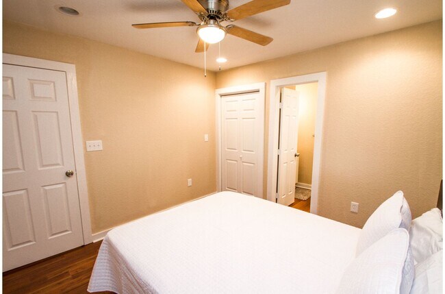 121 Douglas Way St San Antonio, TX 78210 photo 4