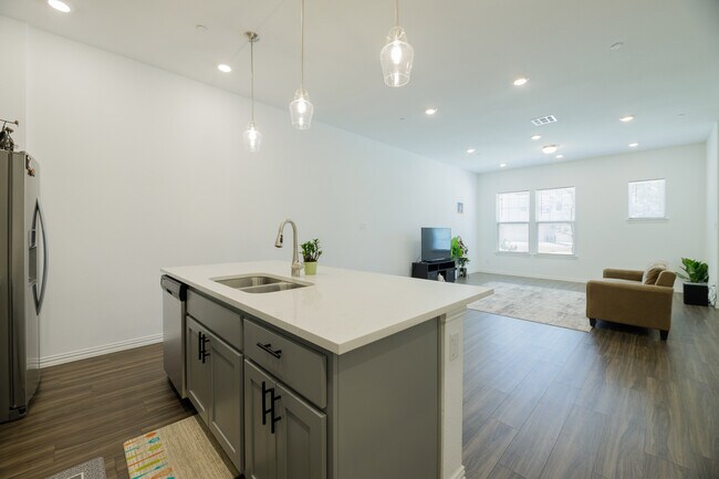 9916 Hennings Street, Irving, TX 75063 photo 4