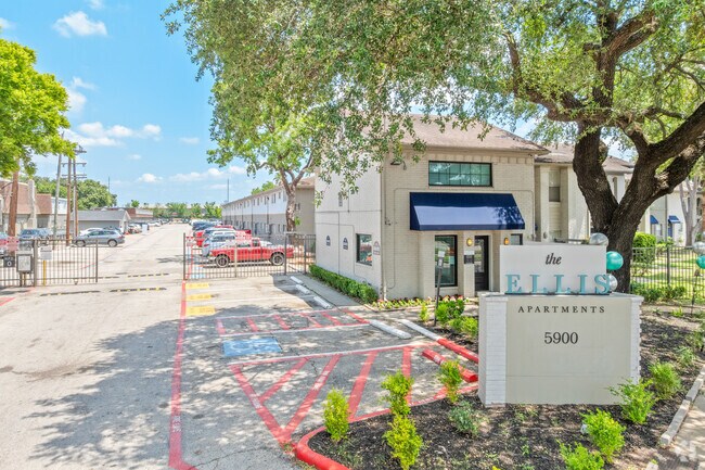 The Ellis Apartments photo 3
