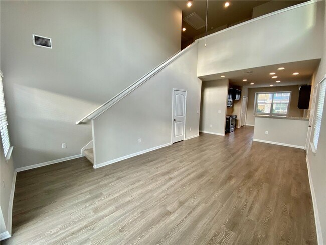 516 E Slaughter Ln Austin, TX 78744 photo 2