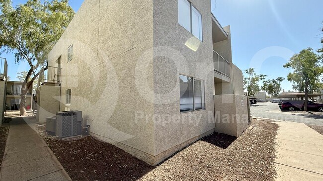 2827 E Le Marche Ave Phoenix, AZ 85032 photo 2