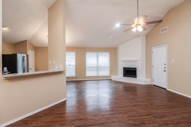 405 Lemon Dr Arlington, TX 76018 photo 2