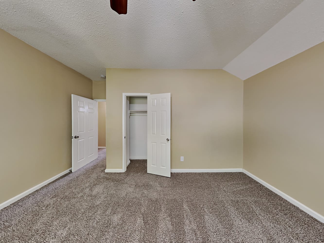 2110 Loretta Ln photo 5