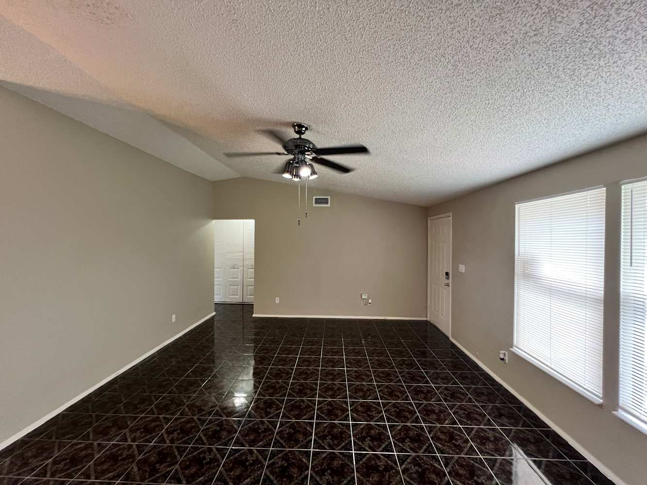 1040 Grandview Cir photo 4