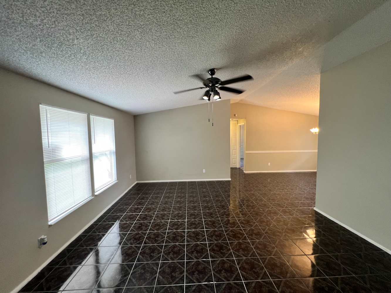 1040 Grandview Cir photo 5