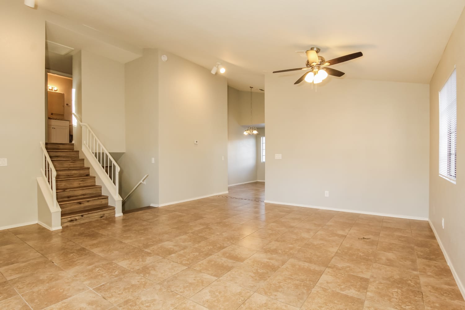 1502 E Rosemonte Dr photo 3