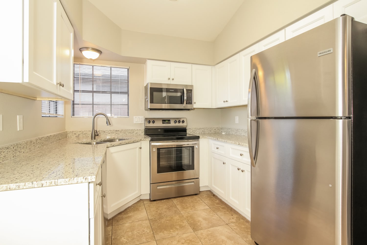 1502 E Rosemonte Dr photo 4