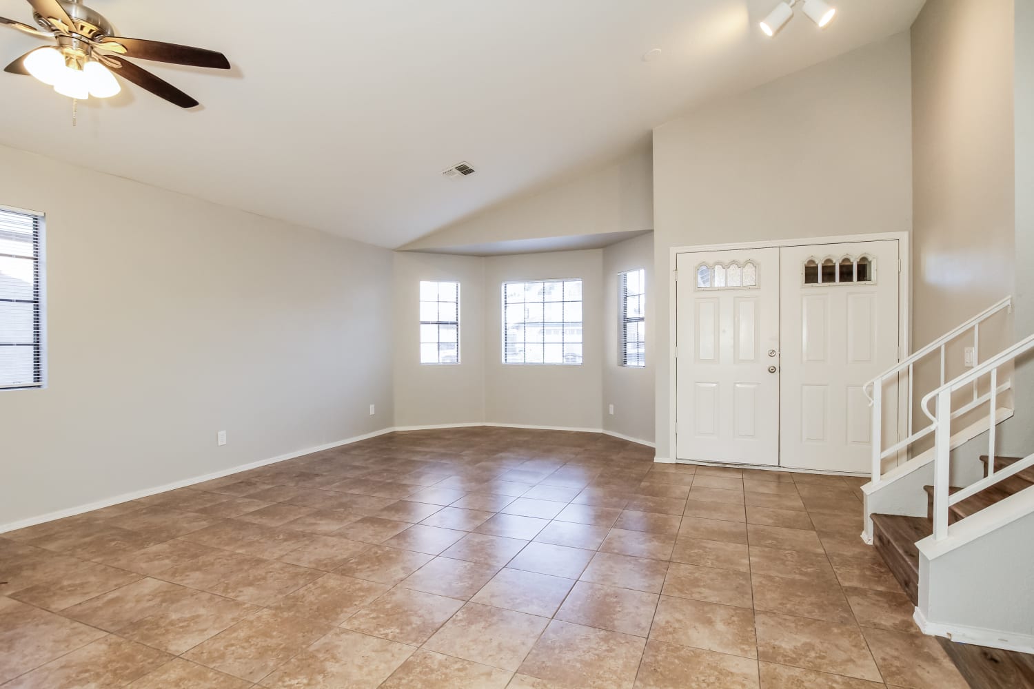 1502 E Rosemonte Dr photo 2