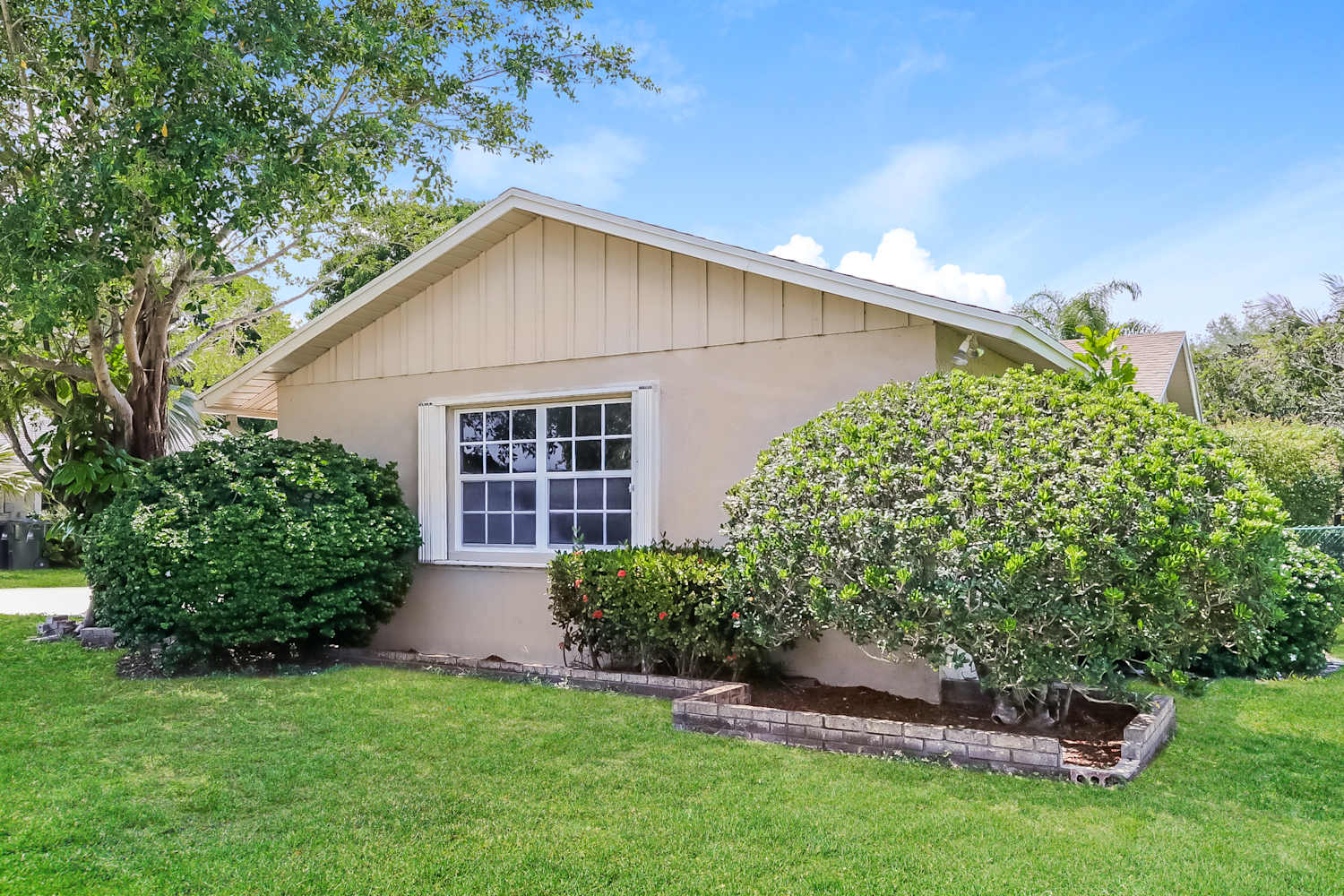 1132 Essex Dr photo 3