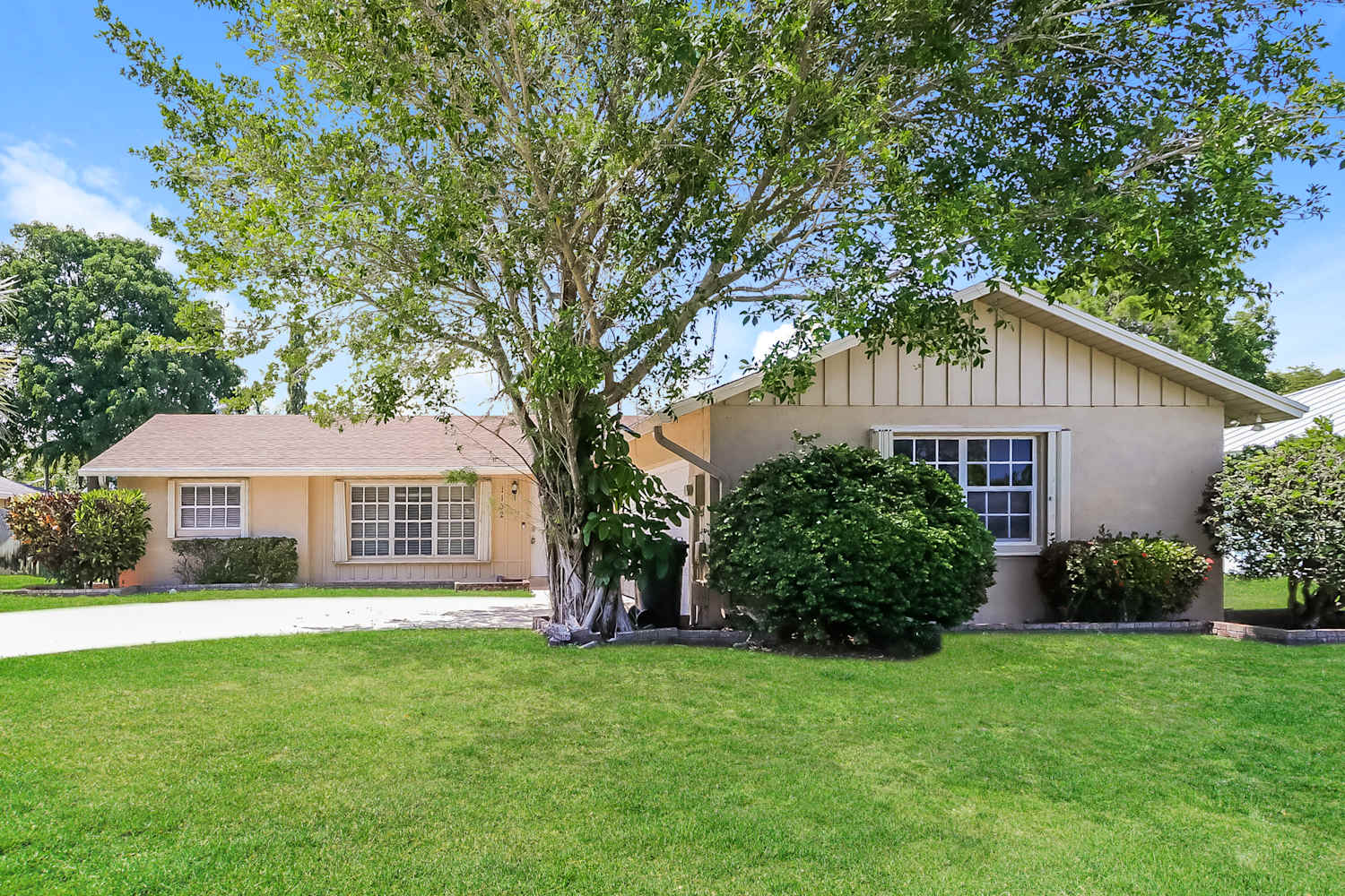 1132 Essex Dr photo 2