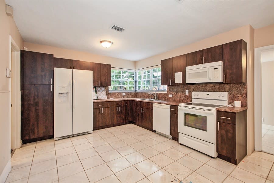 200 SW 65th Way photo 2
