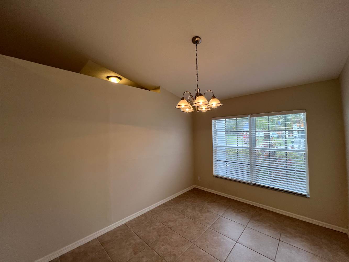 2057 SE Parrot St photo 4