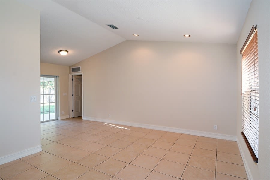1371 Denlow Ln photo 3