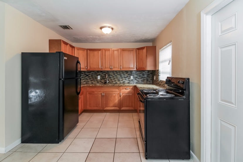 137 Riley Ave photo 3