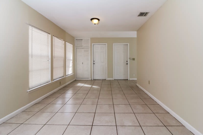 137 Riley Ave photo 2