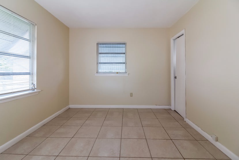 137 Riley Ave photo 4