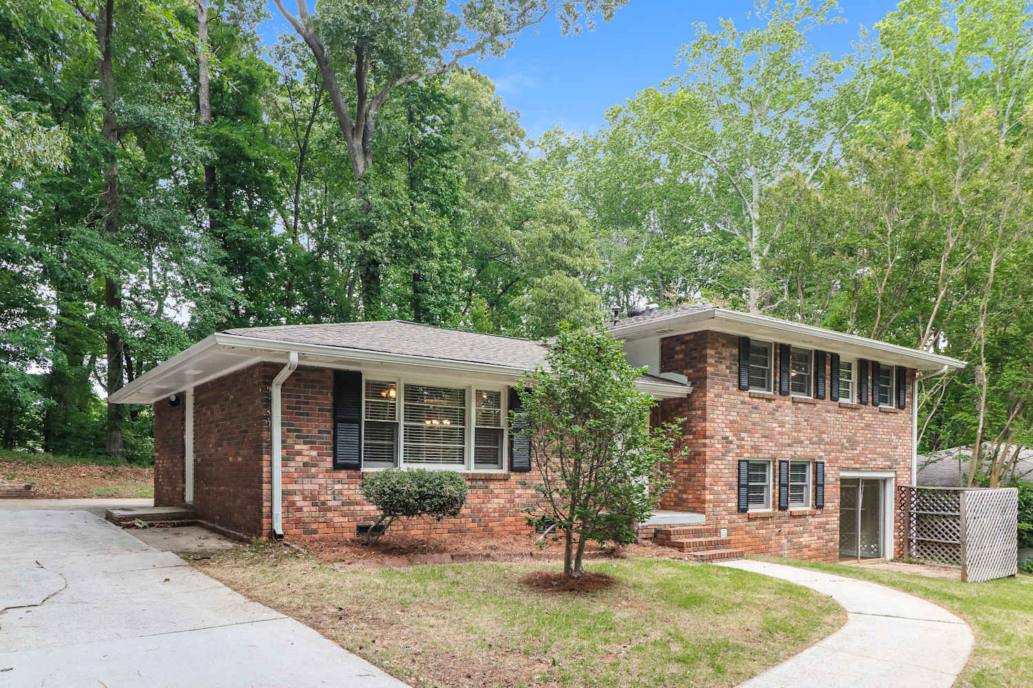 1398 Yates Ave photo 5