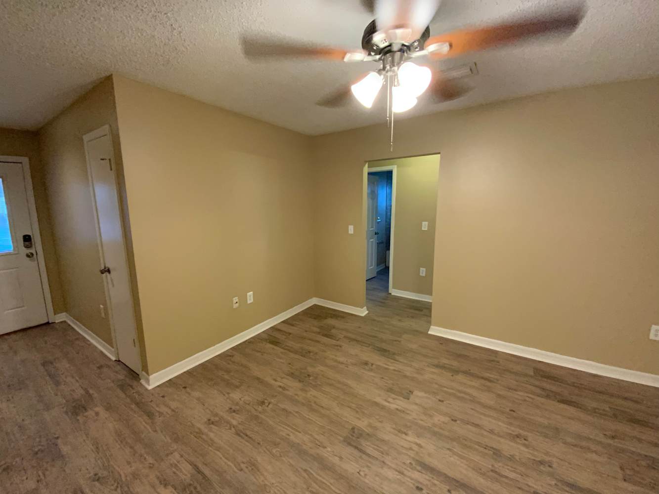 1752 E Groveleaf Ave photo 3