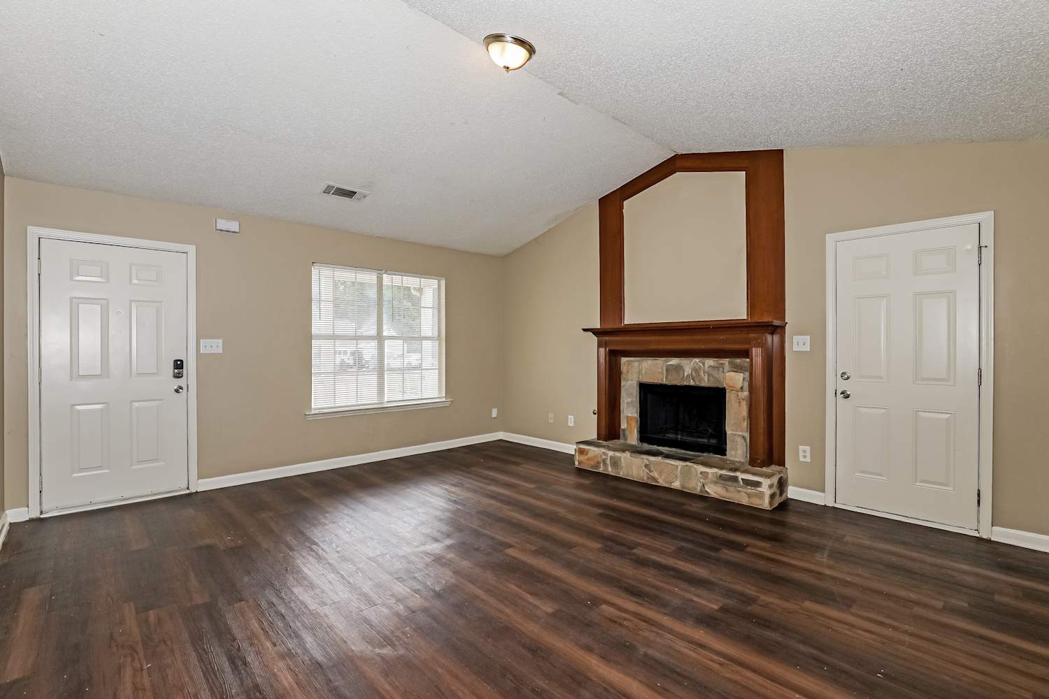 1406 N Hampton Dr photo 5