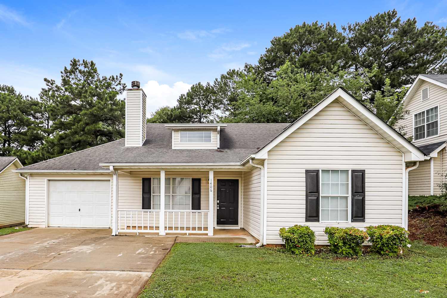 1406 N Hampton Dr photo 2