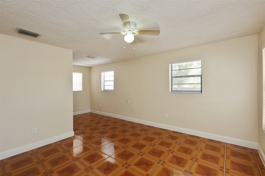 1440 N 68th Ter photo 4