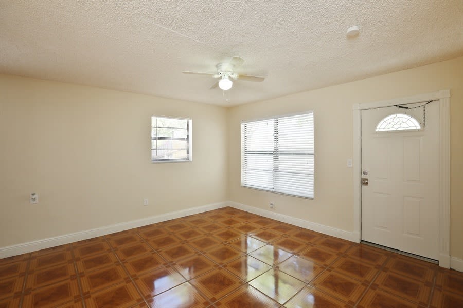 1440 N 68th Ter photo 3