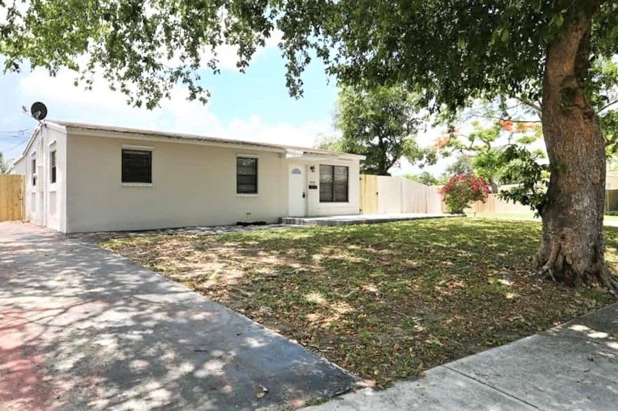 1440 N 68th Ter photo 2
