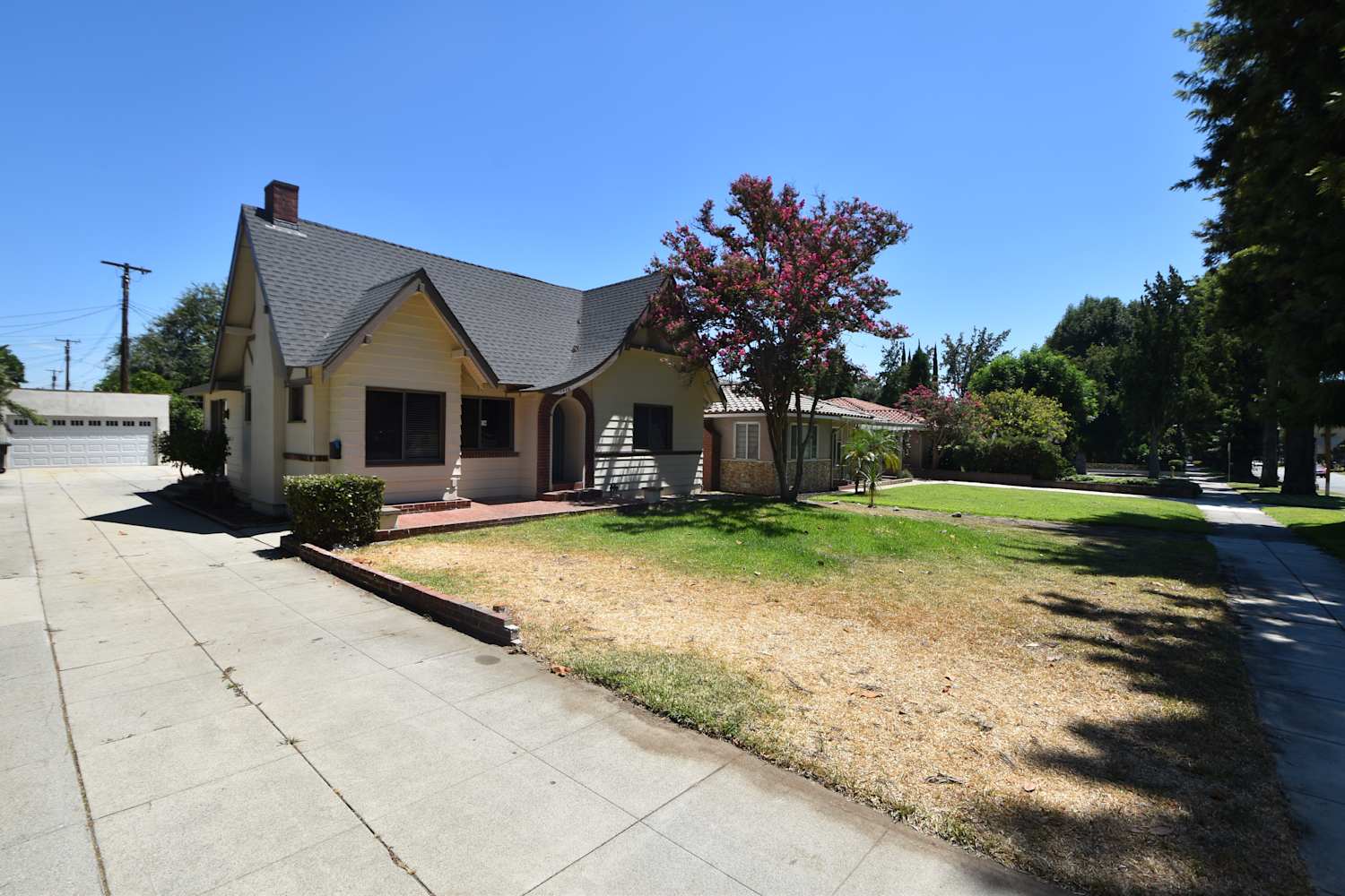 1446 N Euclid Ave photo 2