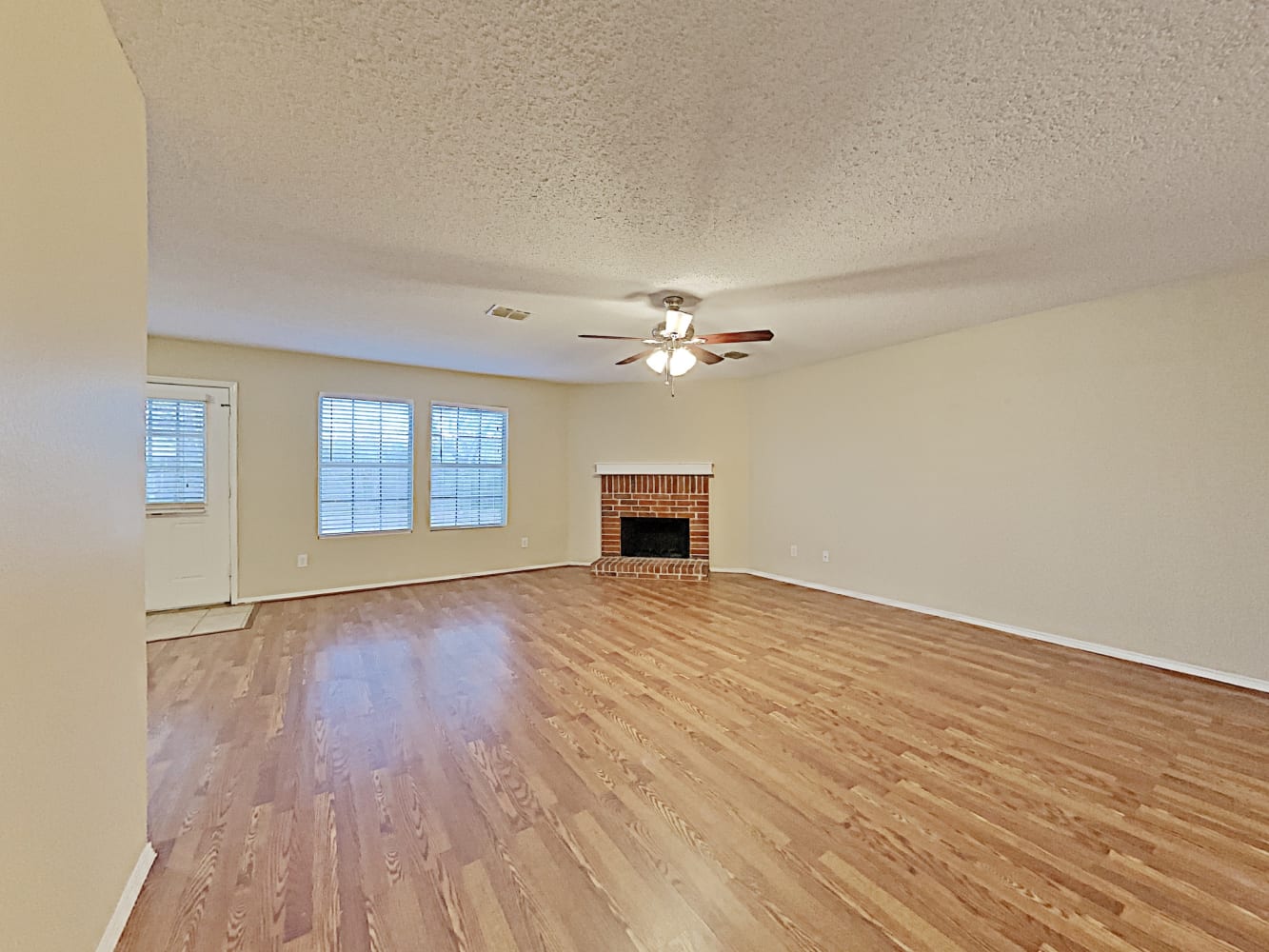 1537 Englewood Dr photo 4