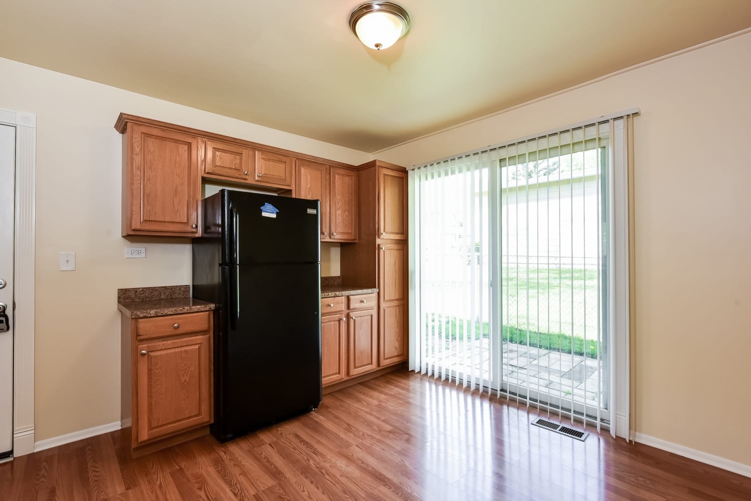1571 Birch Ave photo 5