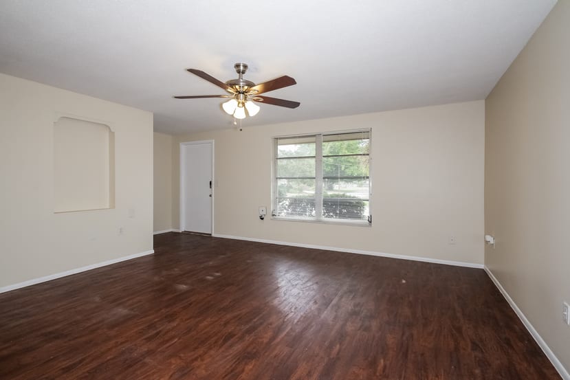 1754 Forest Rd photo 2