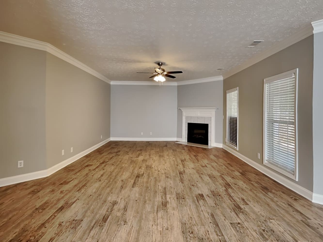 2015 Towne Park Dr photo 3