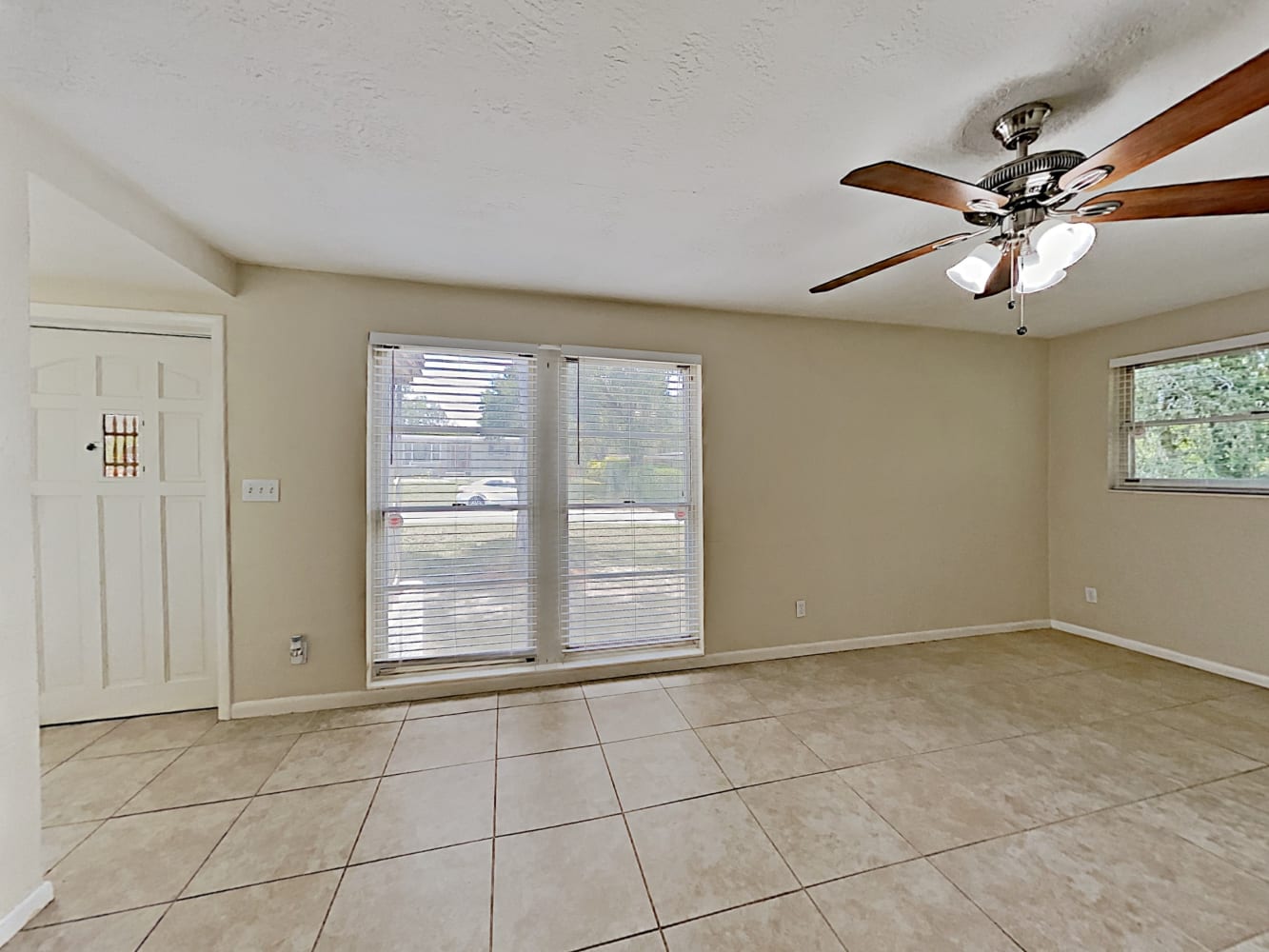 207 Redwood Ave photo 5