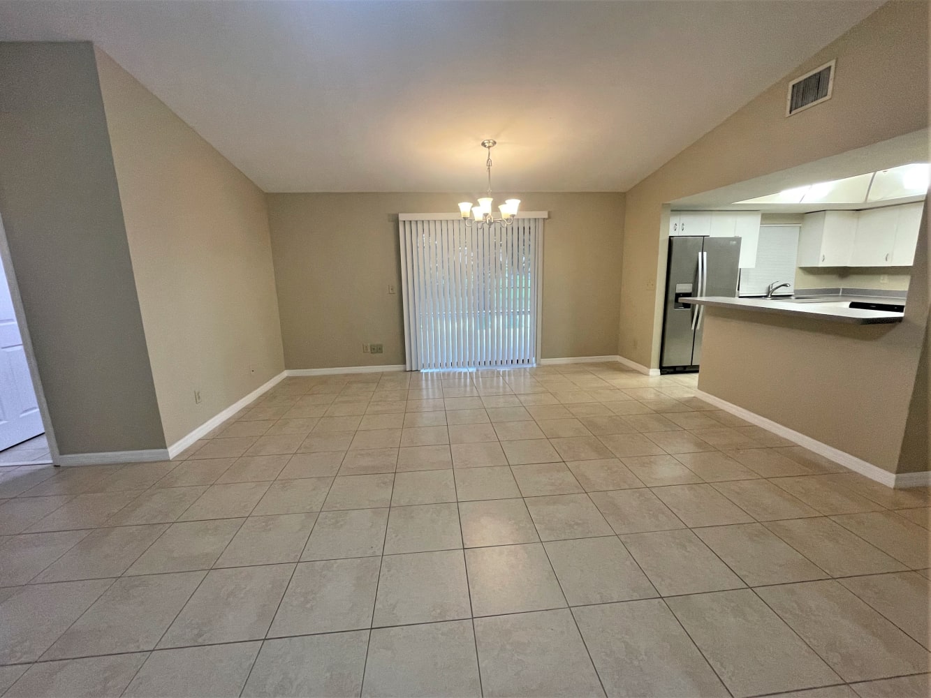 211 SE Santa Barbara Pl photo 4