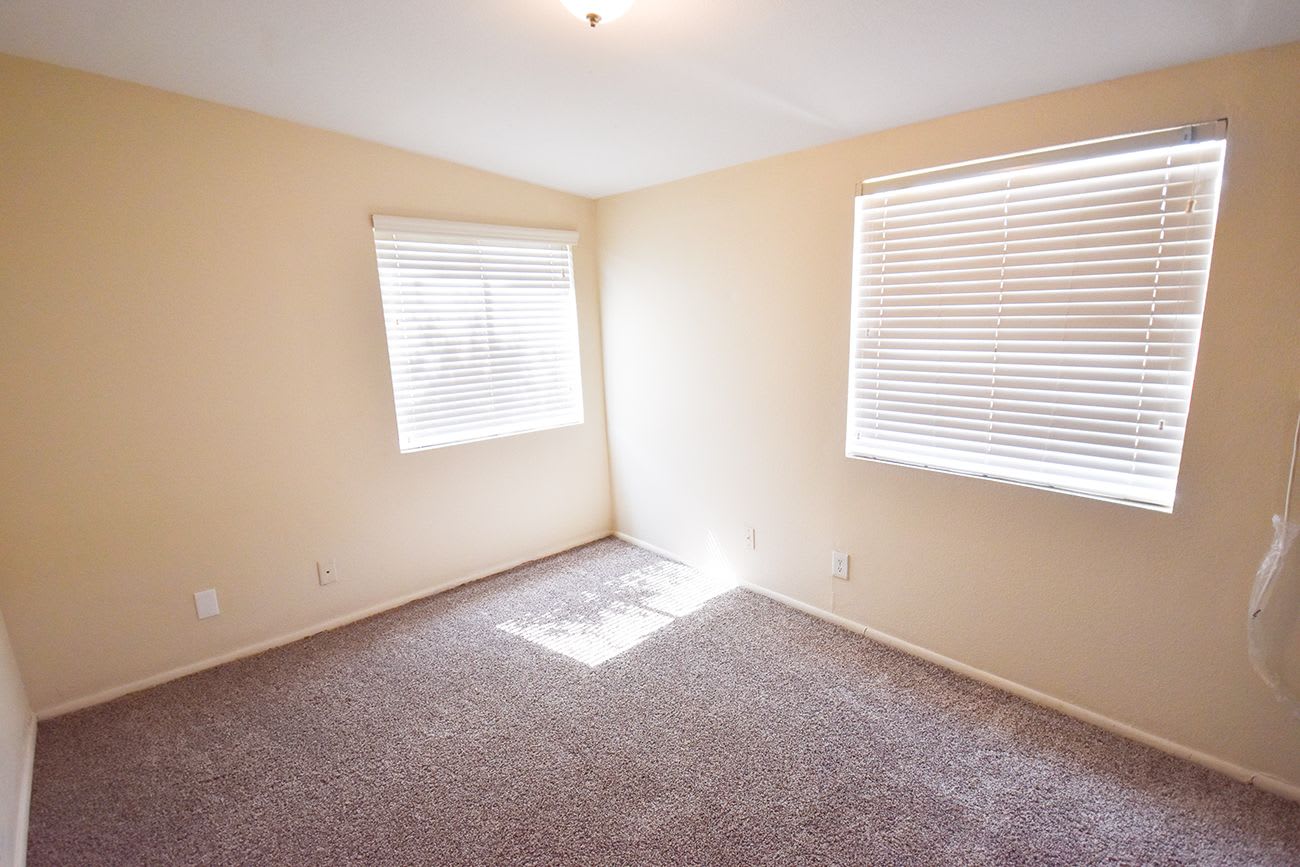 2136 E Bramble Ave photo 4