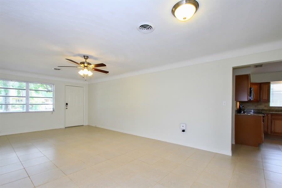 2449 Chandler Ave photo 2