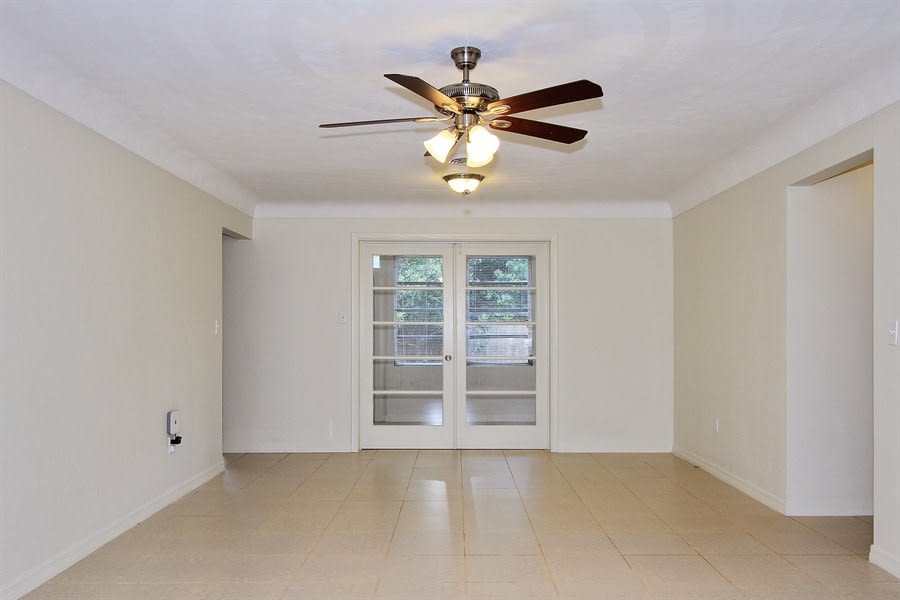 2449 Chandler Ave photo 5