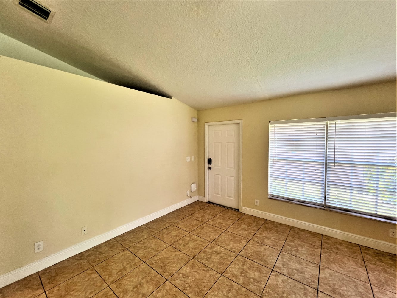 2611 Alexander Ave photo 4