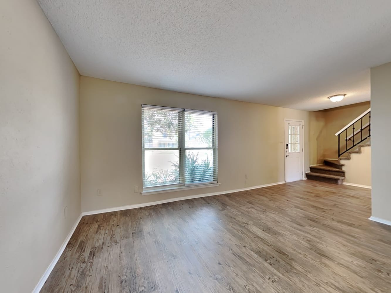 2614 Remmington Dr photo 5